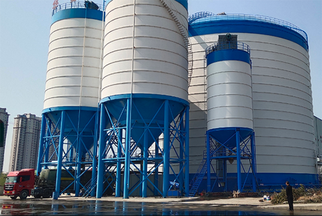 大型粉煤灰儲存倉施工現場